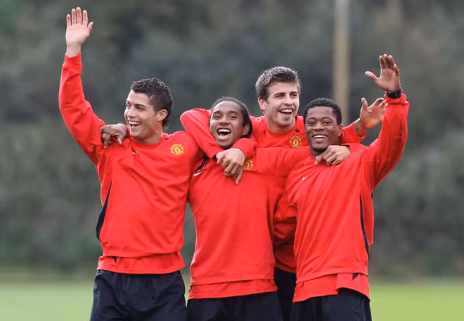 Pique và các đồng đội cũ ở Man Utd.