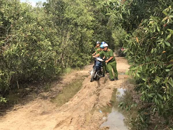 Trinh sát nắm tình hình tại những tuyến đường mòn. Trinh sát nắm tình hình tại những tuyến đường mòn.