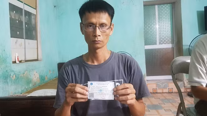 Anh Linh với chiếc thẻ BHYT miễn phí vì nằm trong danh sách những người nhiễm HIV.