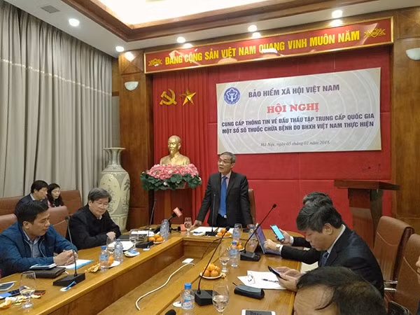 Ông Phạm Lương Sơn, Phó Tổng Giám đốc Bảo hiểm xã hội Việt Nam giải đáp câu hỏi của PV về đấu thầu thuốc tập trung quốc gia.