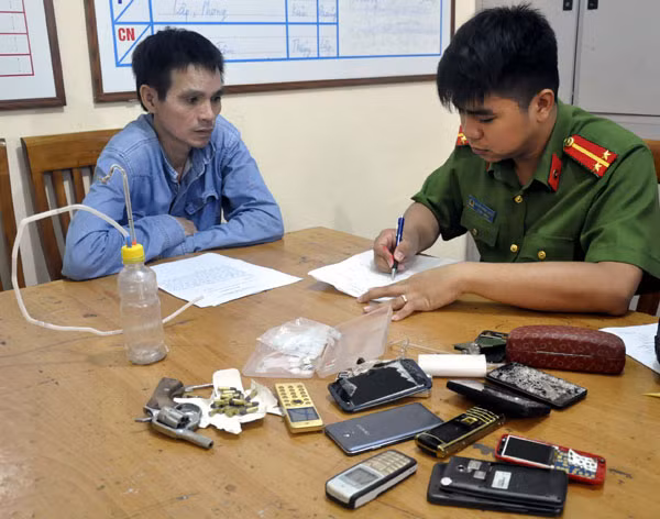 Lấy lời khai một đối tượng vận chuyển ma túy tổng hợp. Lấy lời khai một đối tượng vận chuyển ma túy tổng hợp.