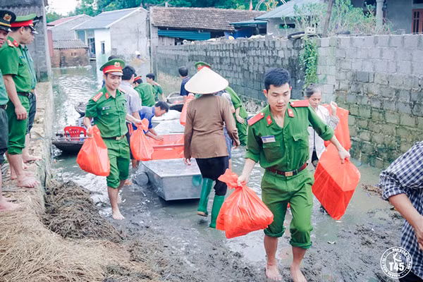 Tuổi trẻ CAND đem “bữa tiệc âm nhạc” đến với các bệnh nhân đang điều trị tại bệnh viện (ảnh X.Trường). Tuổi trẻ CAND đem “bữa tiệc âm nhạc” đến với các bệnh nhân đang điều trị tại bệnh viện (ảnh X.Trường).