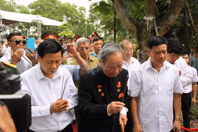 Đồng chí Vũ Oanh và lãnh đạo tỉnh Bắc Ninh cùng các đại biểu dâng hương tưởng nhớ các liệt sỹ.