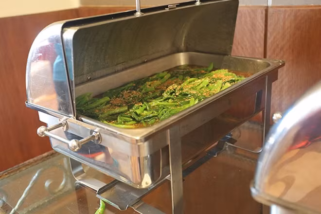 Các món ăn quen thuộc như rau, cơm, trứng rán... cũng được khách sạn chế biến để phù hợp với khẩu vị của các đoàn khách nước ngoài. Trong những lần tới Malaysia thi đấu trước đó, các cầu thủ Việt Nam thường kêu ca về việc đồ ăn không hợp khẩu vị, nhưng lần này lại hoàn toàn khác.