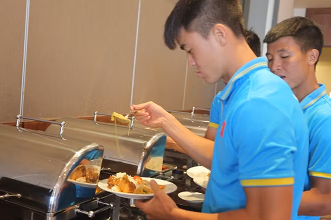 Các món ăn quen thuộc như rau, cơm, trứng rán... cũng được khách sạn chế biến để phù hợp với khẩu vị của các đoàn khách nước ngoài. Trong những lần tới Malaysia thi đấu trước đó, các cầu thủ Việt Nam thường kêu ca về việc đồ ăn không hợp khẩu vị, nhưng lần này lại hoàn toàn khác.