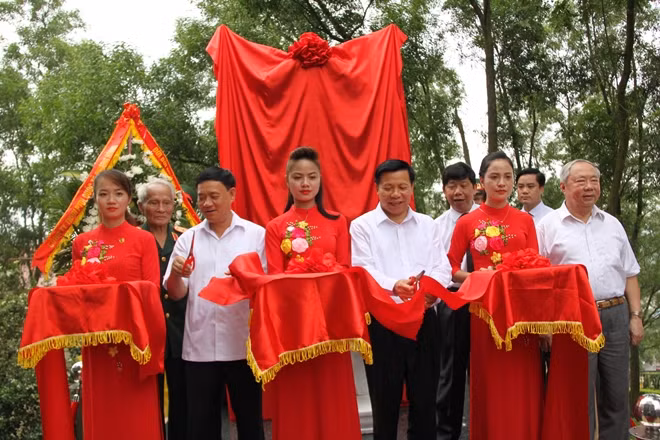 Các đại biểu cắt băng khánh thành bia tưởng niệm.