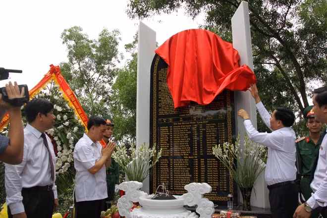 Bia tưởng niệm liệt sỹ tại đồi Pháo Thủ vừa được khánh thành.