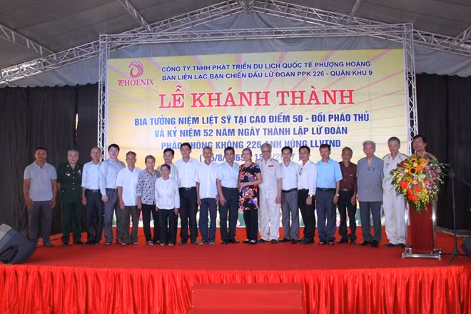 Công ty Phượng Hoàng và Ban tổ chức trao tặng 5 triệu đồng cho mỗi thân nhân liệt sỹ.