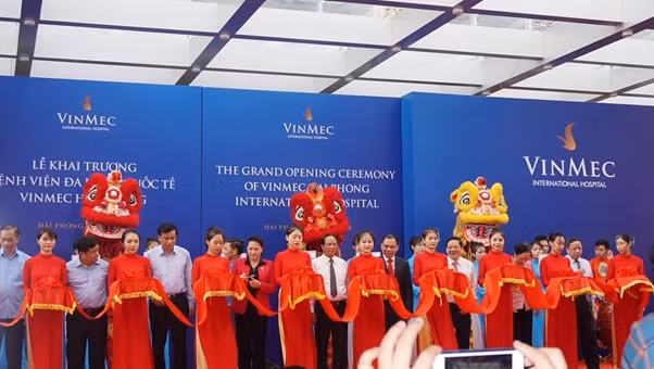 Chủ tịch Quốc hội Nguyễn Thị Kim Ngân cùng các đại biểu cắt băng khánh thành Bệnh viện.