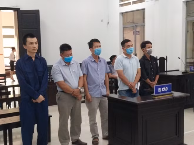 Bị cáo Huy, Hòa, Hải, Khoa và Song Jia Hao tại tòa.