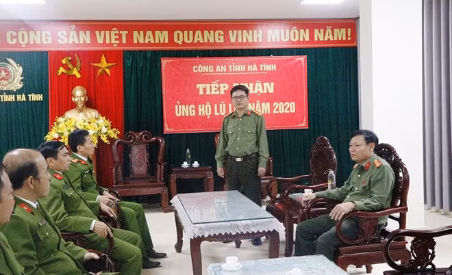 Đại tá Phạm Thanh Phương, Phó Giám đốc Công an tỉnh cảm ơn sự quan tâm, chia sẻ, động viên của Trường Cao đẳng Cảnh sát nhân dân 1 dành cho CBCS Công an tỉnh Hà Tĩnh.