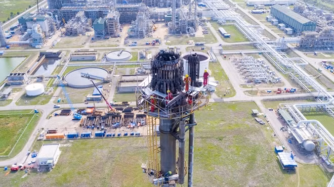 Bảo dưỡng đuốc đốt Flare trong Bảo dưỡng tổng thể lần thứ 4 Nhà máy lọc hóa dầu Dung Quất.