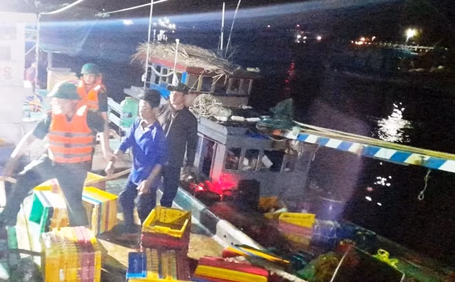 Các thành viên bị nạn trên tàu cá và được đưa vào bờ an toàn.