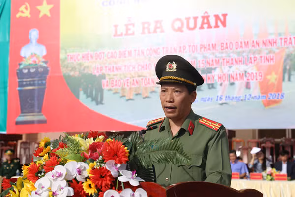 Đại tá Lê Văn Tuyến phát biểu trong lễ xuất quân.