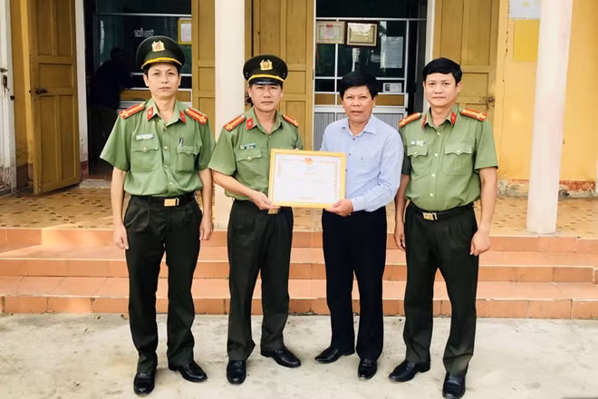 Đại diện Công an tỉnh trao tặng Bằng khen của Bộ Trưởng Bộ Công an cho ông Lê Văn Dương.