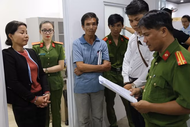 Cơ quan Công an tống đạt quyết định khởi tố bị can đối với bà Nguyễn Thị Bích Thuận.