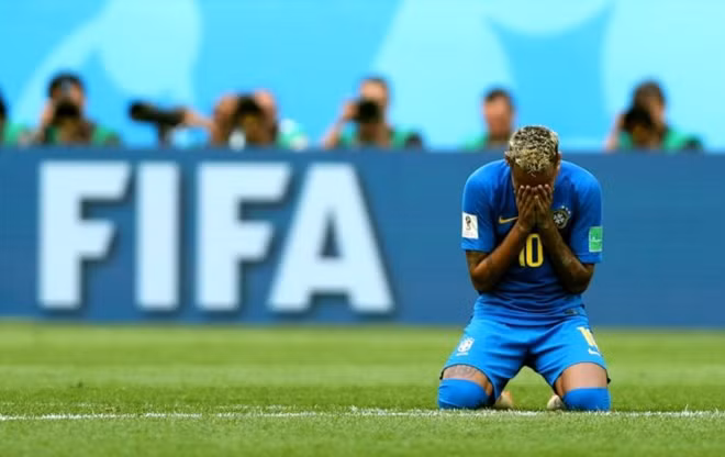Neymar sụp xuống sau trận đấu nức nở, anh đã trút được áp lực với bàn thắng ấn định tỷ số. Ảnh: Getty.