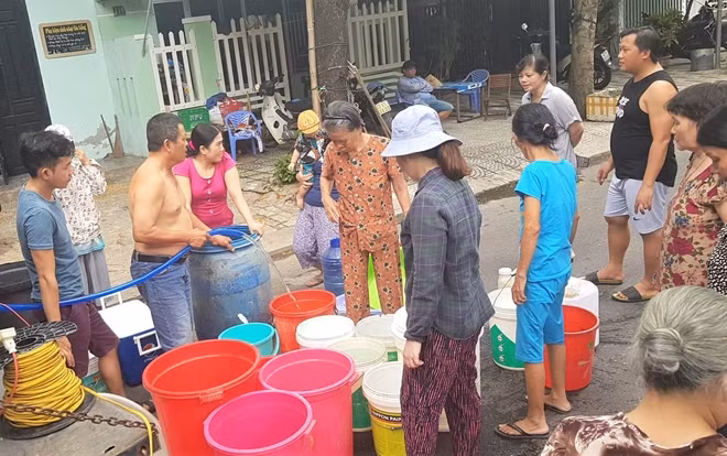 Người dân quận Sơn Trà, Đà Nẵng chờ lấy nước tại các bồn cấp tạm của Dawaco.