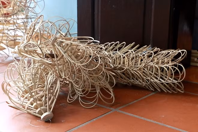 Công đoạn khó nhất để làm ra chiếc đèn là uốn khung, đòi hỏi người làm phải tỉ mỉ và có tay nghề.