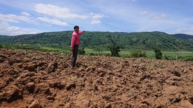 Nhiều diện tích đất của các hộ dân bị thu hồi hàng chục năm nhưng không chịu chi trả đền bù.