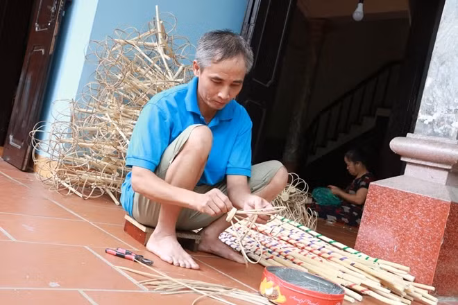Ông Kỳ lo lắng vì nghề truyền thống đang dần mai một.