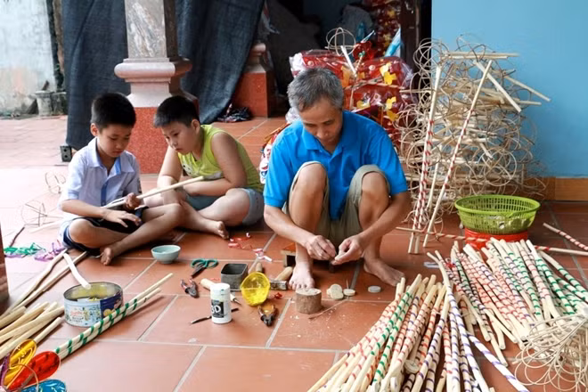 Tuy thế đây vẫn là một công việc có tính thời vụ nên ông Kỳ rất trăn trở khi nghề truyền thống này có thể mai một. Do đó gần đây ông tìm cách "truyền nghề" cho 2 đứa cháu ngoại.