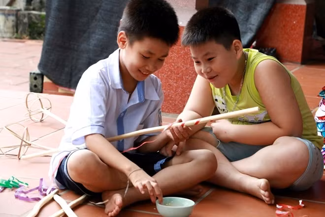 Hai cậu bé cũng rất hào hức với công việc này.