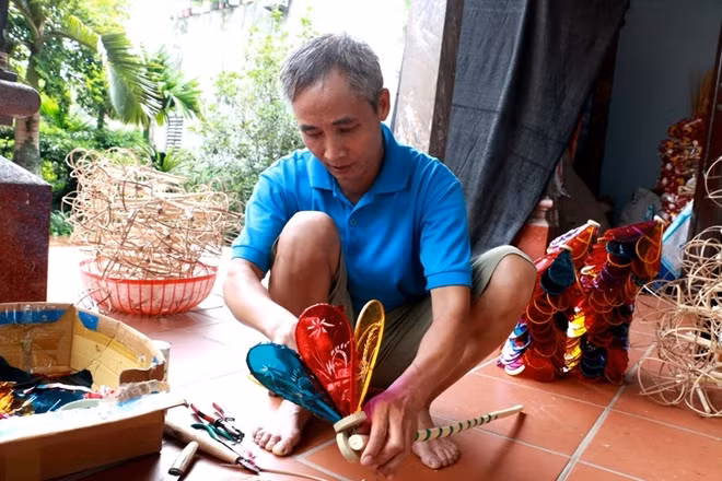 Đó là ông Đỗ Văn Kỳ (thôn Hạ Thái, xã Duyên Thái, Thường Tín, Hà Nội), người đã gắn liền cuộc đời mình với những chiếc đèn cù trong gần 50 năm qua.