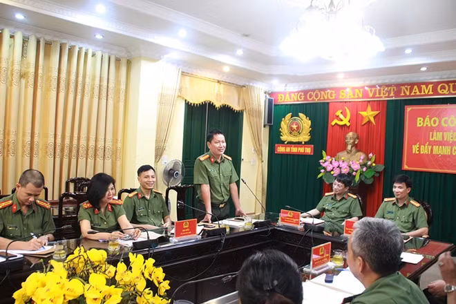 Trung tá Phan Đăng Trường phát biểu tại buổi làm việc.