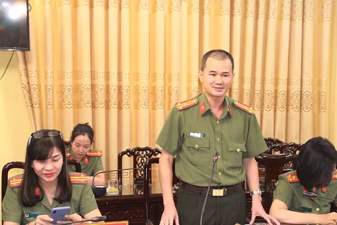 Thượng tá Trần Duy Hiển phát biểu tại buổi làm việc.