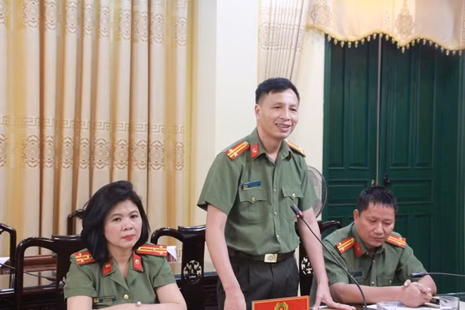 Trung tá Nghiêm Xuân Luận phát biểu tại buổi làm việc.