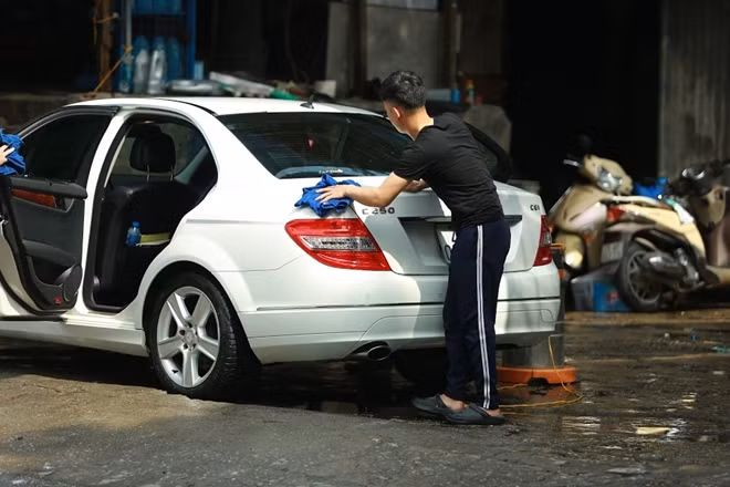 Nhiều chủ xe chi thêm tiền để yêu cầu thợ rửa xe vệ sinh bên trong kỹ hơn, đảm bảo sạch sẽ trong ngày Tết.