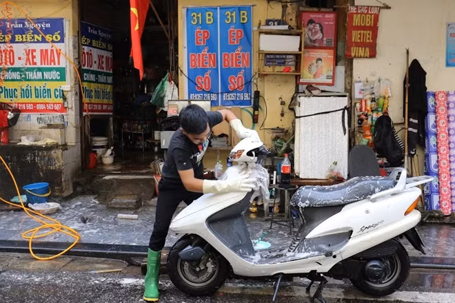 Cũng vì lượng khách đông mà giá cả cũng tăng chóng mặt, một chiếc xe máy ngày thường rửa chỉ mất 30.000 đồng thì hôm nay giá tăng lên tới 60.000 đồng.