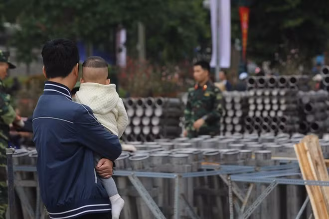 Với người dân Hà Nội việc ngắm pháo hoa vào thời khắc giao thừa gần như đã là một món ăn tinh thần không thể thiếu...