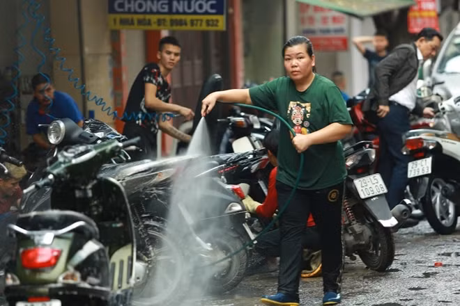 Ngày hôm nay 23-1 (tức 29 Tết), trời nắng lại là cuối năm nên rất nhiều gia đình đem xe máy, ô tô đi rửa. Lượng khách đổ đến các điểm rửa xe tăng chóng mặt.