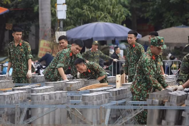Vào sáng 23-1 tức ngày 29 tháng Chạp Âm lịch, trận địa pháo bắt đầu được lắp đặt tại các địa điểm bắn pháo hoa ở Hà Nội.