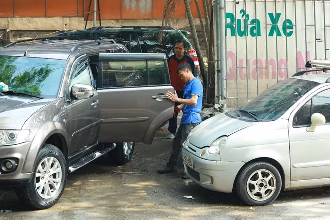 Tại một điểm rửa xe ô tô trên đường Trần Khánh Dư, cả cửa hàng có 8 thợ đều phải tất bật từ sáng sớm.