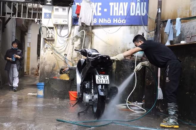 Hôm nay thời tiết nắng đẹp đồng thời nhiều gia đình cũng bắt đầu dịp nghỉ Tết nên hơn chục hàng rửa xe tại đây làm việc hết công suất mà vẫn không thể đáp ứng được lượng khách đổ đến quá đông.