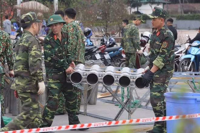 Các chiến sĩ bộ đội tiến hành lắp đặt ống phóng pháo hoa tại một điểm bắn tại vườn hoa Lạc Long Quân bên bờ hồ Tây.