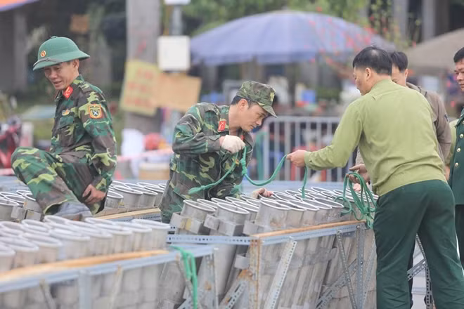 Tất cả các dàn pháo từ tầm thấp, trung, cao được các chiến sĩ lắm đặt rất cẩn thận trước giờ khai hỏa.