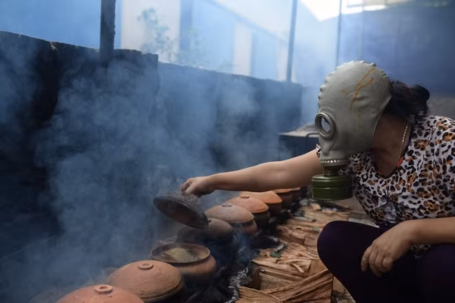 Trong quá trình nấu cá kho do chỉ đun lửa nhỏ nên thường sinh ra nhiều khói. Chính vì vậy, một số người dân nơi đây đã nghĩ ra cách đeo mặt nạ phòng độc trong lúc kho cá để tránh bị khói làm ảnh hưởng đến việc thêm nếm gia vị cho cá và tránh đôi mắt bị ảnh hưởng bởi khói bếp.