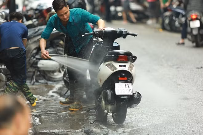 Phố Nhà Hỏa (Hoàn Kiếm, Hà Nội) được mệnh danh là "phố rửa xe" từ nhiều ngày trước tấp nập khách từ sáng đến tối.
