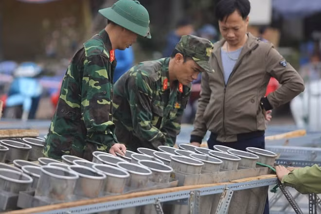 Các địa điểm bắn tại Hà Nội đều nằm ở các không gian rộng thoáng, tạo điều kiện tối đa cho người dân có thể ngắm những màn pháo hoa rực sáng trong đêm giao thừa.