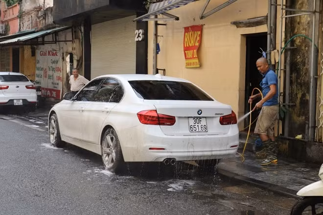 Giá rửa xe ô tô cũng tăng lên 150.000 đến 200.000 đồng một xe.
