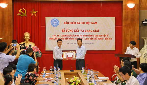 Phó Tổng Giám đốc Bảo hiểm xã hội Việt Nam Trần Đình Liệu trao Giải nhất tập thể cho Tổng công ty Viễn thông Viettel.