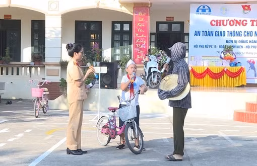 Giám đốc Công an tỉnh Hưng Yên chúc mừng các giáo xứ nhân dịp lễ Giáng sinh ảnh 3