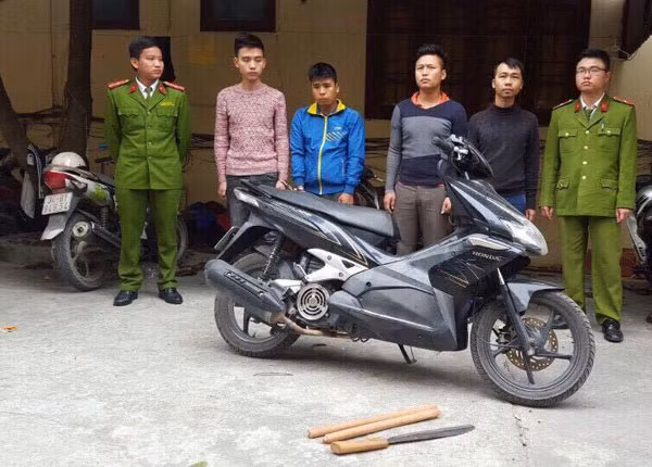 Cán bộ chiến sĩ Công an và các đối tượng trong vụ án.