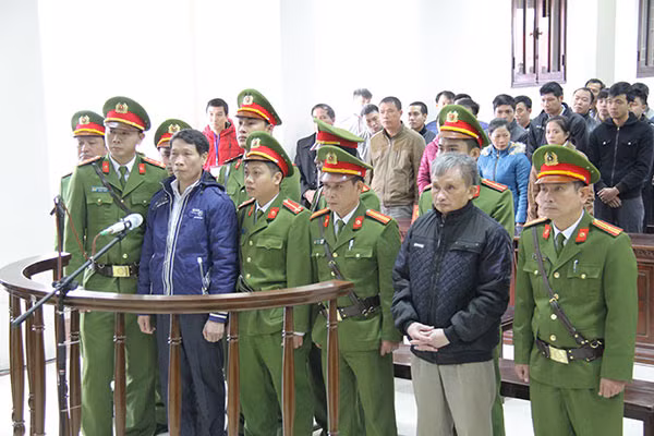 Bị cáoTrần Anh Kim và bị cáo Lê Thành Tùng trước vành móng ngựa. ( Ảnh: Trung Thành)