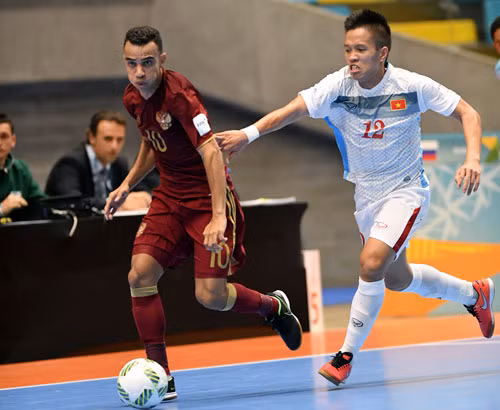 Cầu thủ Việt Nam (phải) sẽ tích luỹ được nhiều kinh nghiệm quý giá sau kỳ World Cup này. Ảnh: Nhật Đoàn.