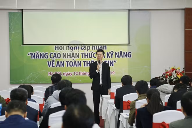 Ông Trần Đăng Khoa, Trưởng phòng Quy hoạch và Phát triển, Cục An toàn thông tin, trình bày chuyên đề Tổng quan về không gian mạng.